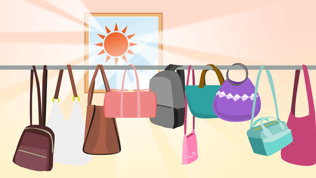 部屋の開いた窓を通して古いバッグを虫干ししている女性