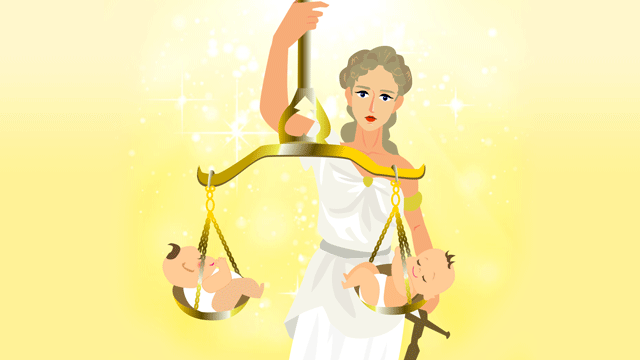 金色の秤で双子の新生児の重さを量っているギリシアの女神