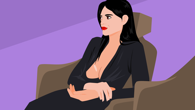 長い髪を肩の上に流してノーブラで若い人の服を着ている中年女性