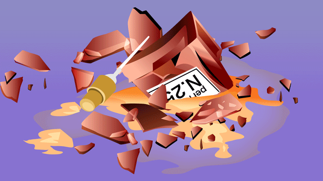 倒れて割れた香りの漂っている繊細な香水ビン