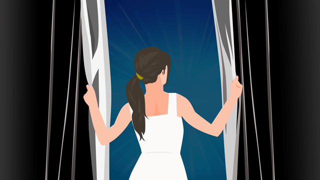 神聖な道の入り口を閉じている二枚の暗いカーテンを引っ張る女性