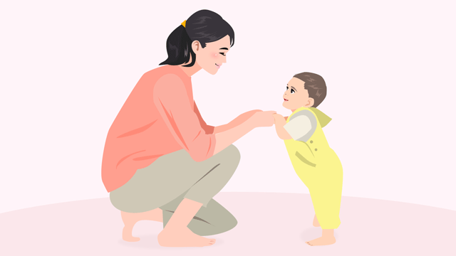 両親から励まされて歩くことを学んでいる小さな子ども