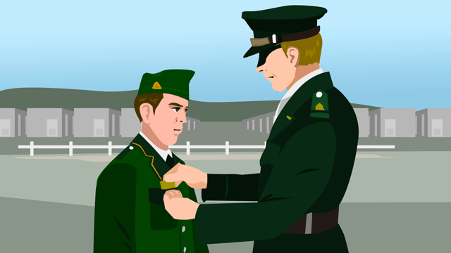 戦争での勇敢さをたたえる2つの賞を受け取った戦士