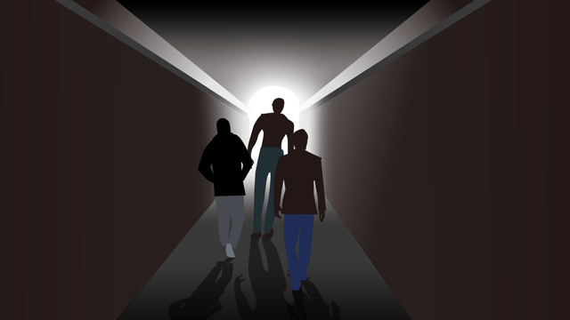 光を求めて狭い小道を旅している男たち